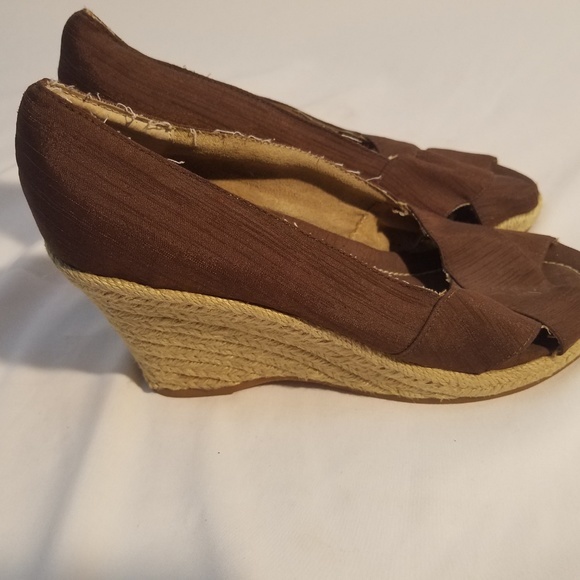 Apostrophe Wedge with 3½ inch Heel Comfy Shoe Size - Picture 3 of 5